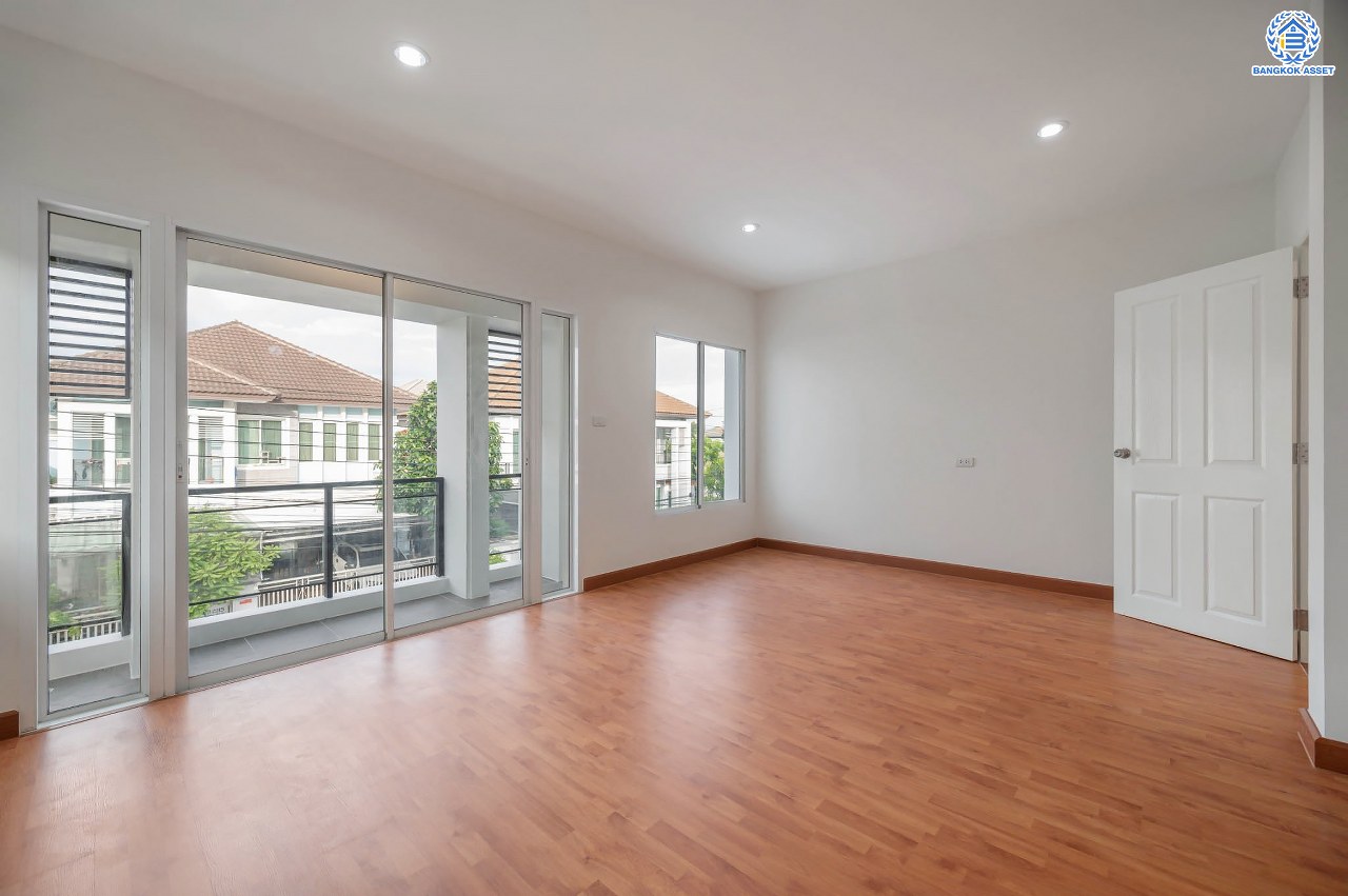 บ้านมือสองตกแต่งใหม่ โครงการ บางกอก บูเลอวาร์ด รามอินทรา แบรนด์ SC Asset เนื้อที่ 58.6 ตร.ว. ฟังก์ชัน 3 ห้องนอน 3 ห้องน้ำ ที่จอดรถ 2 คัน บนทำเลแห่งการเดินทาง เชื่อมต่อถนนรามอินทรา, ถนนรัชดา-รามอินทรา ใกล้จุดขึ้น "ทางด่วนรามอินทรา"  รถไฟฟ้าสายสีชมพู "สถานีวงแหวนรามอินทรา" และ ใกล้ห้างแฟชั่น ไอส์แลนด์